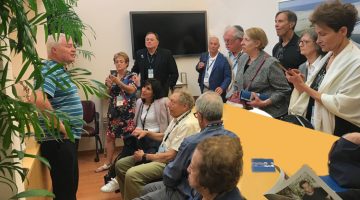Amnon Sharon, a former POW, speaks to AIPAC visitors at Beit Halochem